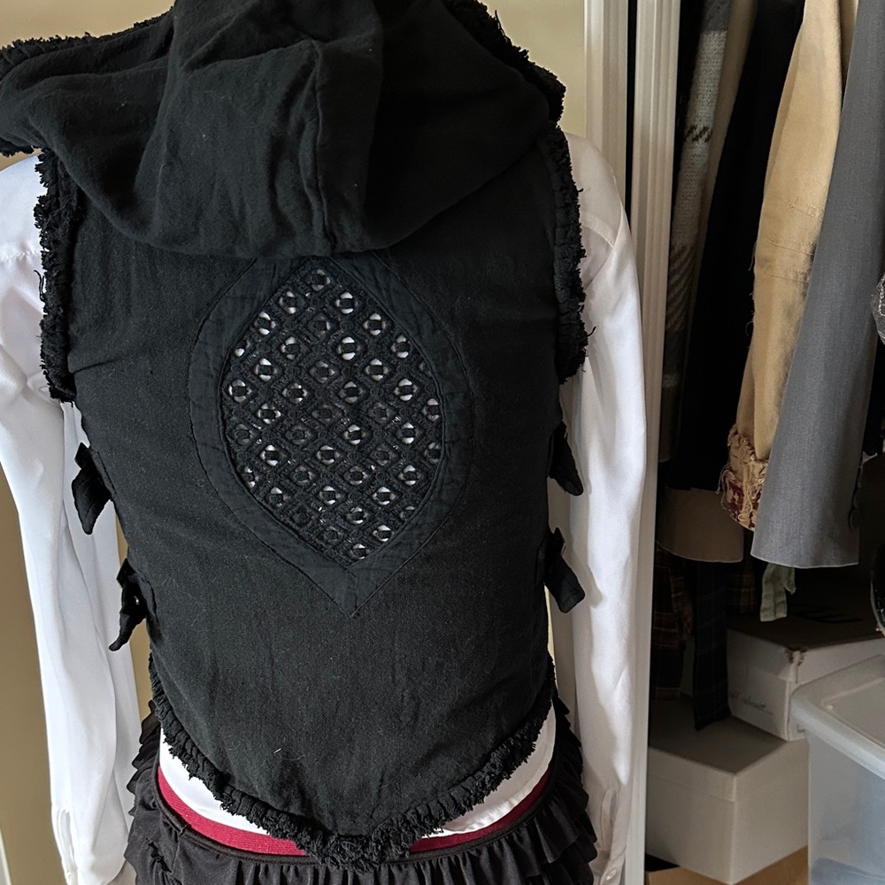 Cropped Black Button Front Hooded Vest - Picture 2 of 9